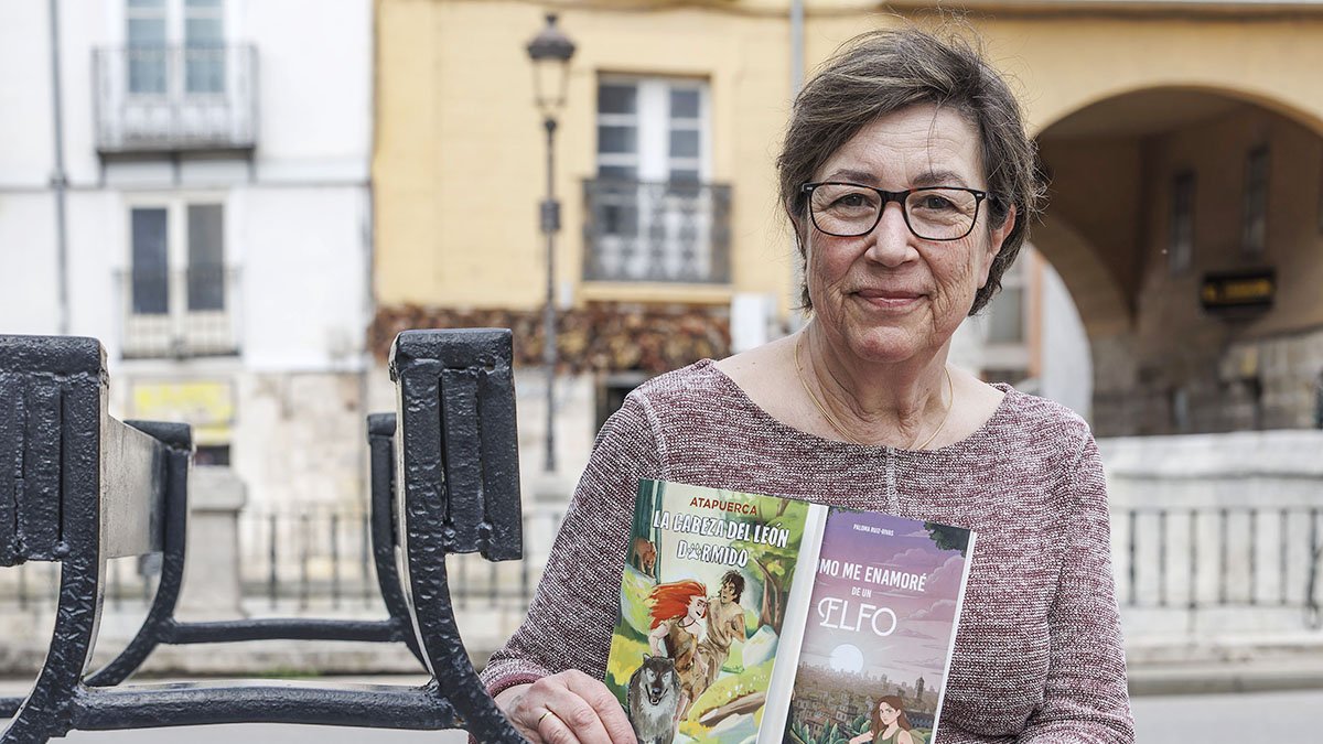 La escritora Paloma Ruiz-Rivas, con sus dos últimos libros.