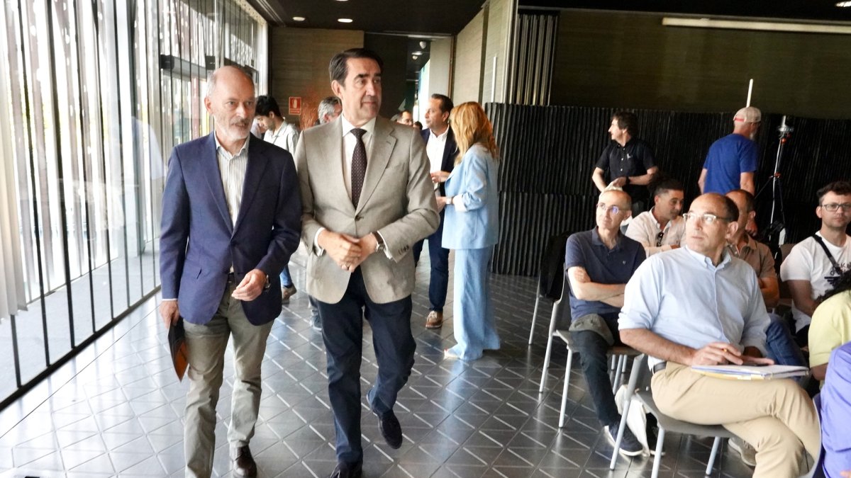El consejero de Medio Ambiente, Vivienda y Ordenación del Territorio, Juan Carlos Suárez-Quiñones, inaugura la Jornada de Propietarios Forestales, organizada por Fafcyle junto a su presidente Jesús Pestaña.