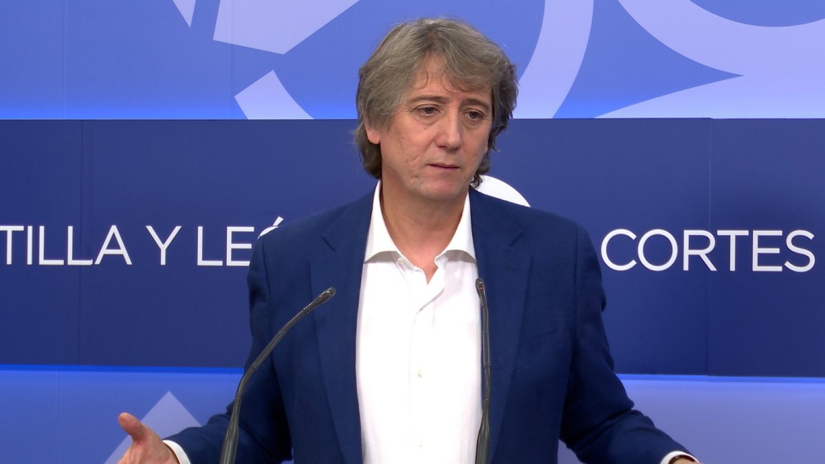 Carlos Martínez en un momento de la rueda de prensa ofrecida este miércoles en las Cortes.