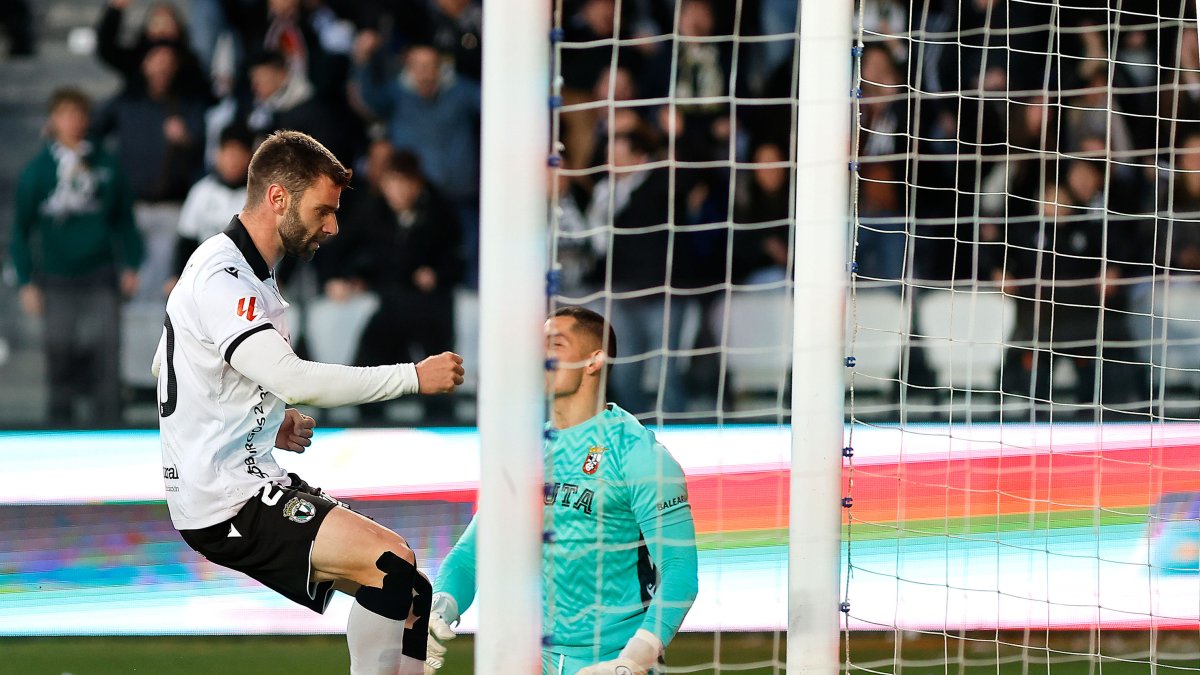 Mario marcó en El Plantío el valioso gol del empate ante el Ceuta.