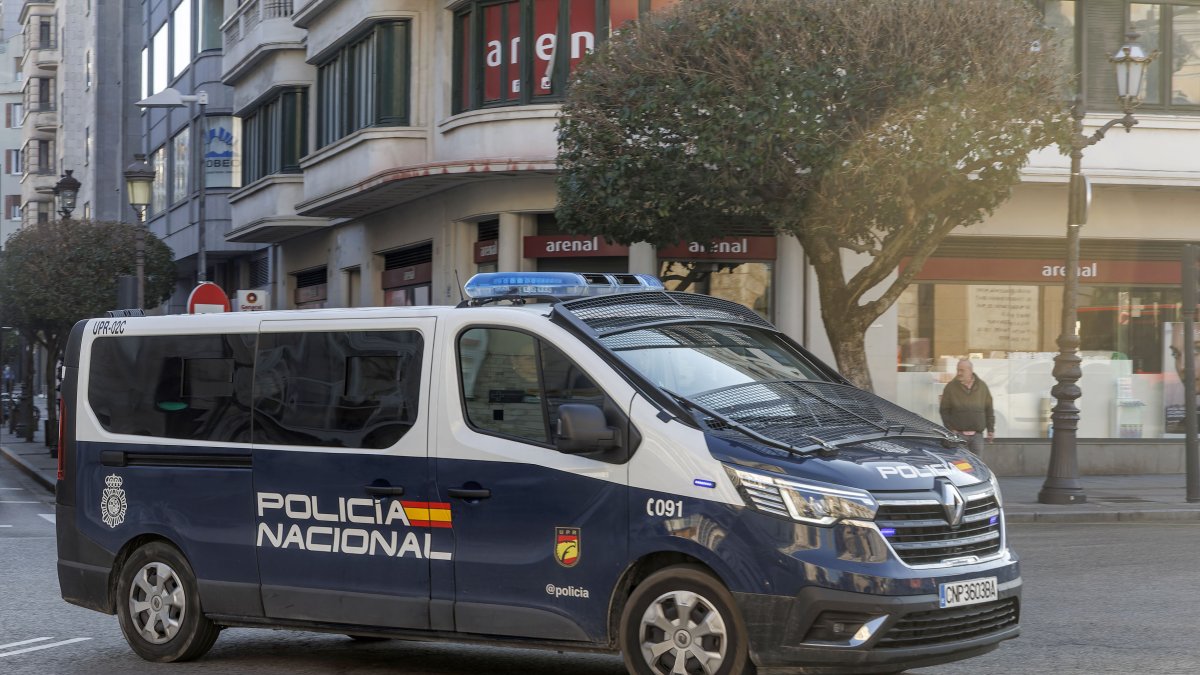 Furgón de la Policía Nacional en el casco histórico de Burgos.