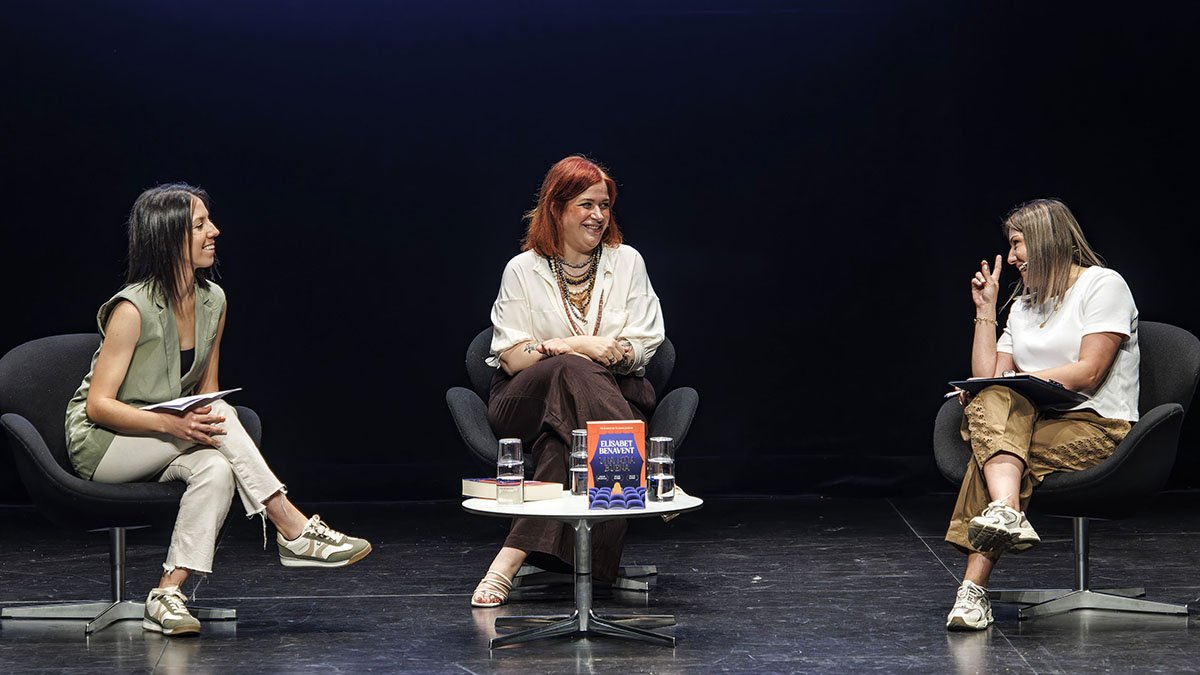 Elísabet Benavent, junto a Lara Martínez (i.) y Verónica Delgado (d.).