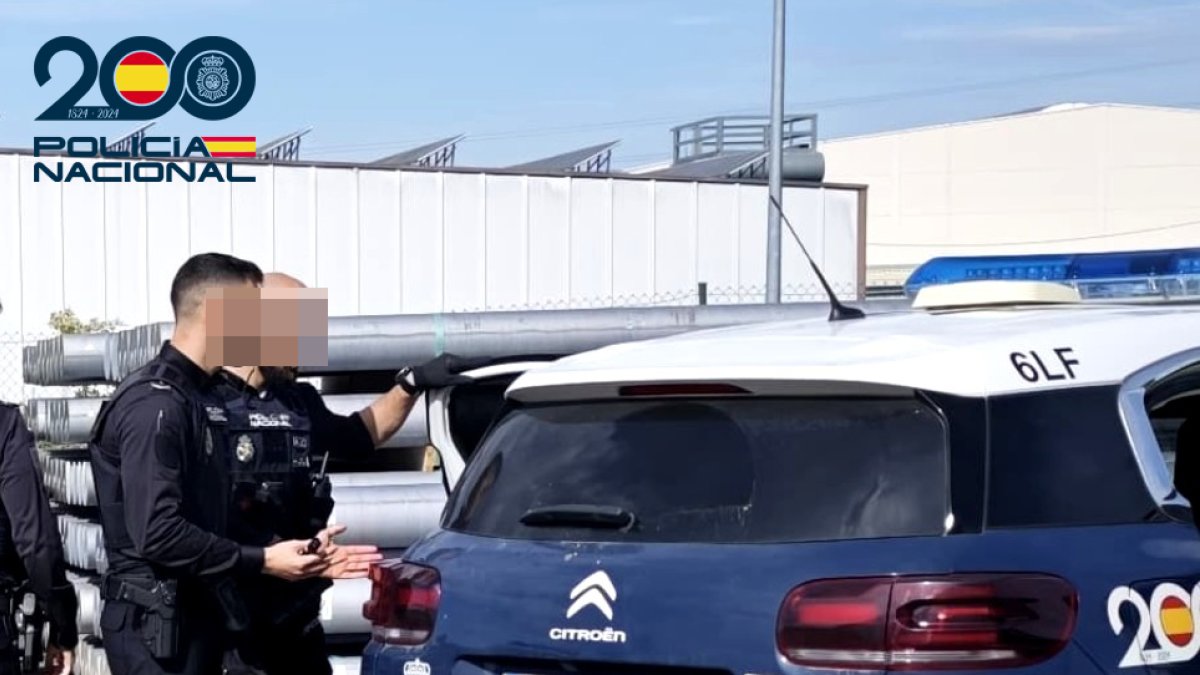 Imagen del traslado de los detenidos a la comisaría.