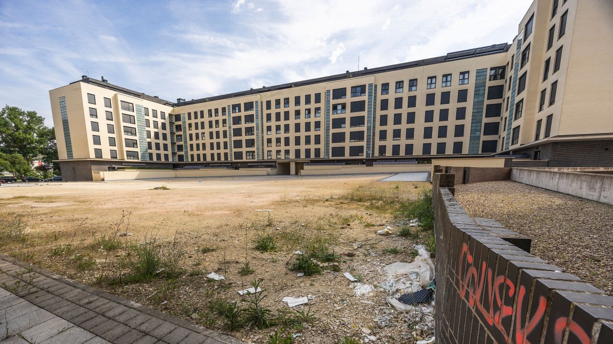 La suciedad se acumula en la plaza María Lejárraga, que lleva años a la espera de su urbanización.