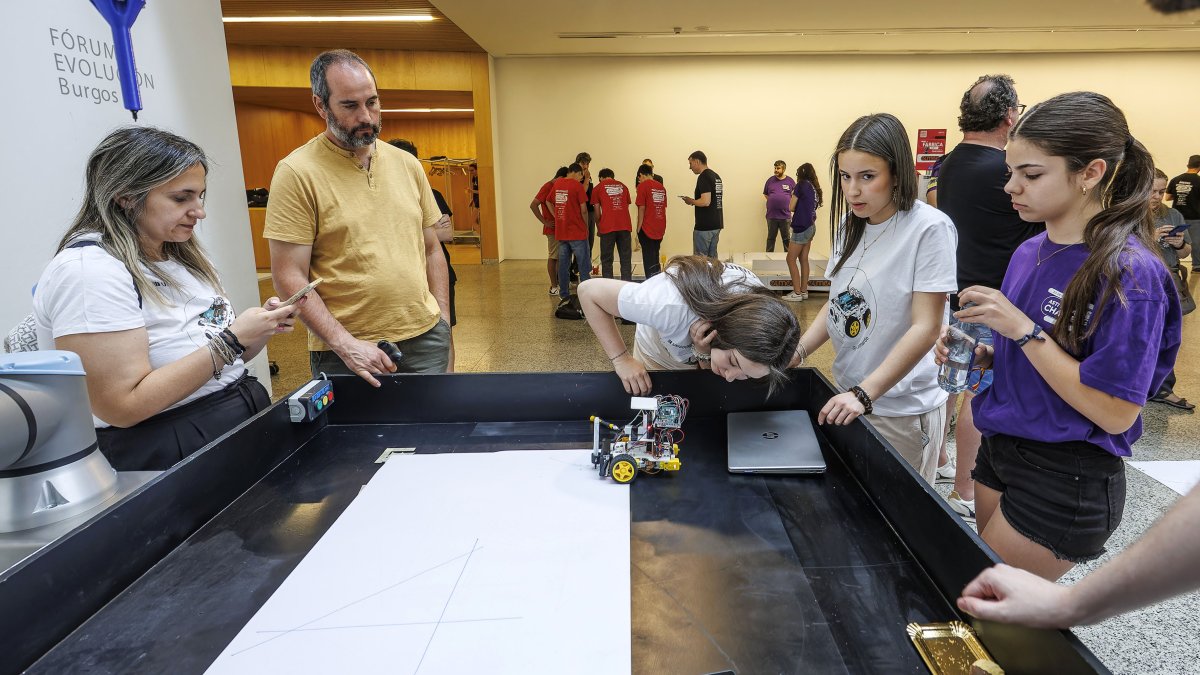 Instante de la final del ASTi Robotic Challenge celebrado en Burgos.