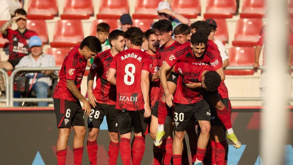 Los jugadores del Mirandés celebran uno de los goles ante el Granada.
