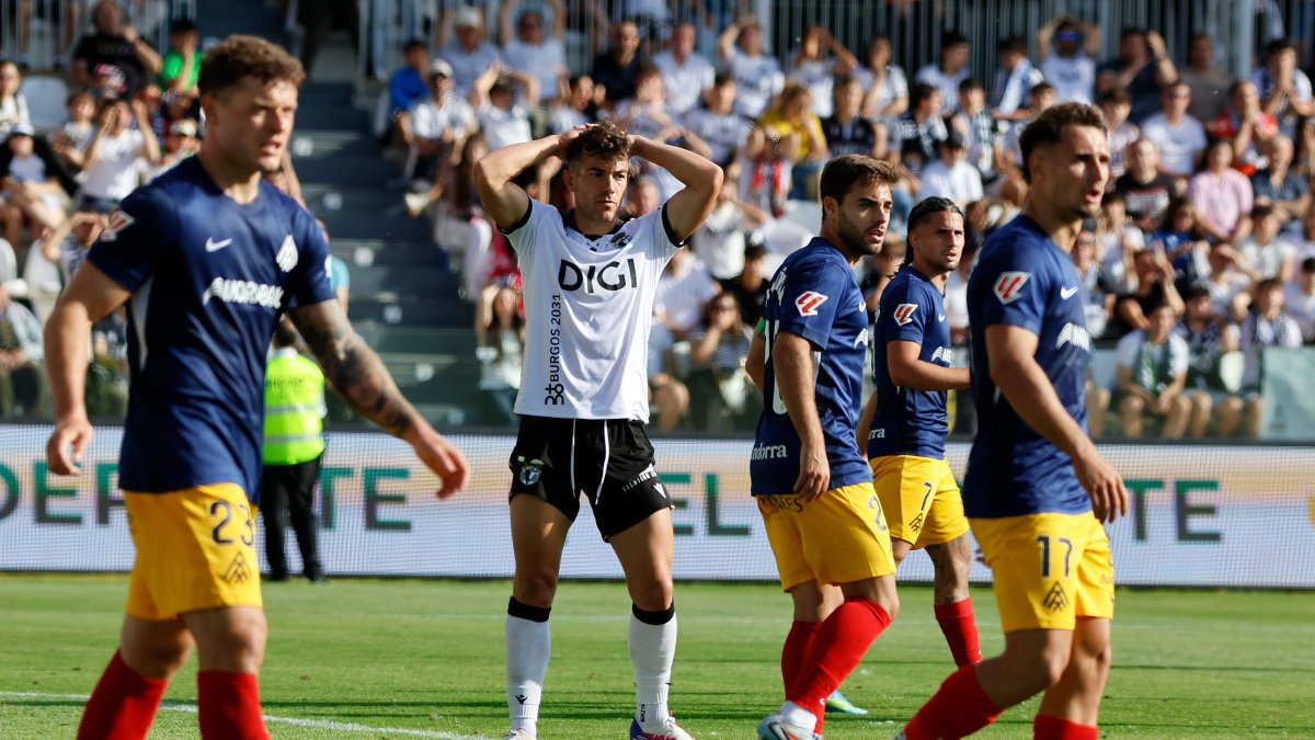 Curro Sánchez se lamenta durante el partido contra el Andorra.
