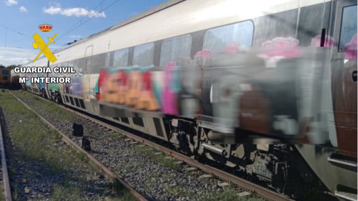 Imagen de los grafitis en los vagones.