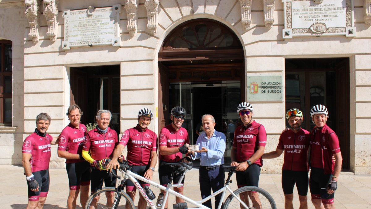 Ramiro Ibáñez con representantes de la asociación.