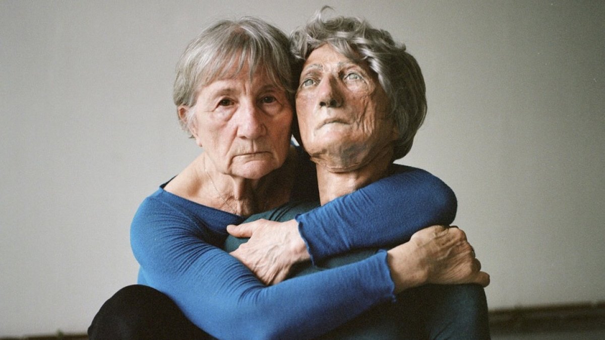 La actriz y directora francesa Claire Hegge junto a la marioneta de sí  misma que creó hace décadas y que hoy forma parte de ‘Ma P’tite dame’ .