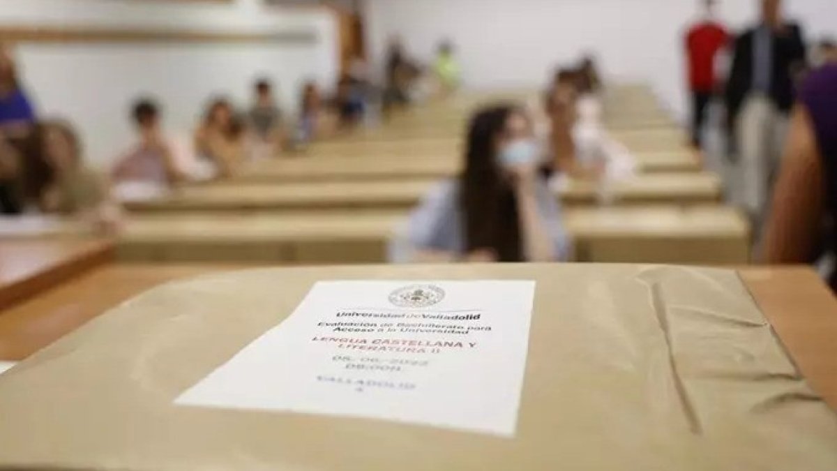Archivo - Imagen de archivo de un sobre con un examen.