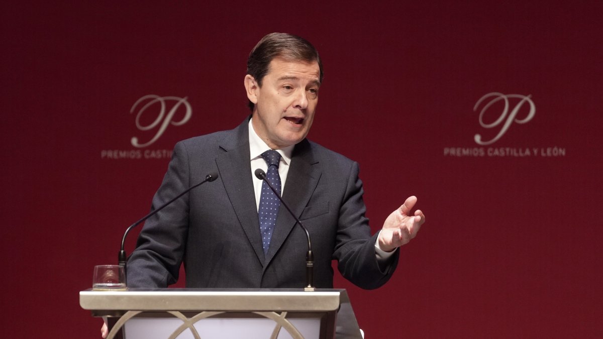 Archivo - El  presidente de la Junta, Alfonso Fernández Mañueco, preside el acto de entrega de los Premios Castilla y León 2025, a 21 de abril de 2026, en Valladolid, Castilla y León (España). Los premios, entregados anualmente, reconocen la labor de aque.