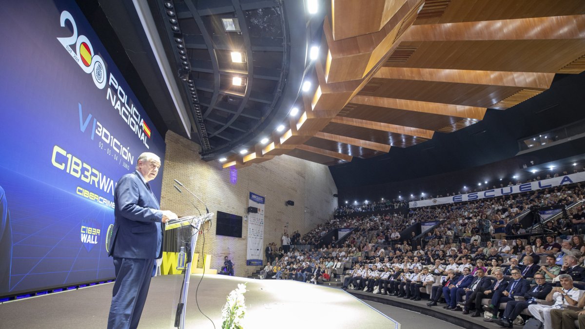 El director general de la Policía, Francisco Pardo Piqueras, inaugura la VI edición de C1b3rWall en la Escuela Nacional de Policía. El acto podrá seguirse en streaming a través del canal de Youtube de la Policía Nacional.