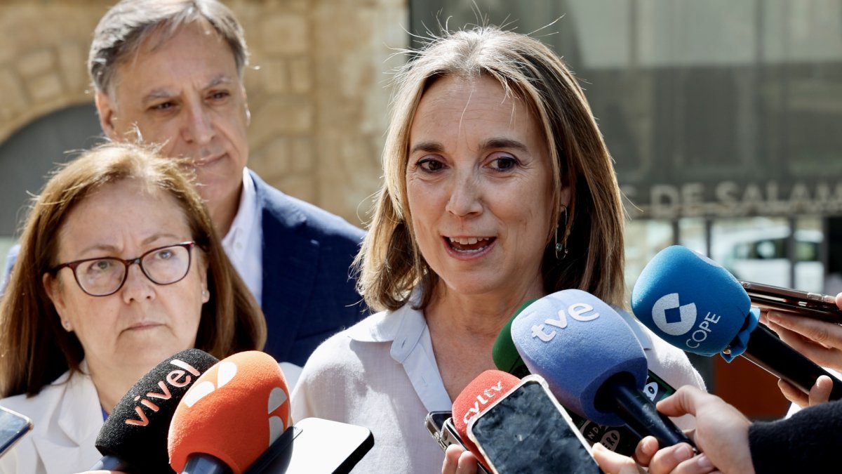 La vicesecretaria de Regeneración Institucional del Partido Popular, Cuca Gamarra, y el presidente provincial del PP, Carlos García Carbayo, atienden mañana a los medios de comunicación antes de mantener un encuentro con representantes del Ilustre Colegio de la Abogacía de Salamanca (Icasal) y del Ilustre Colegio de Procuradores de Salamanca.