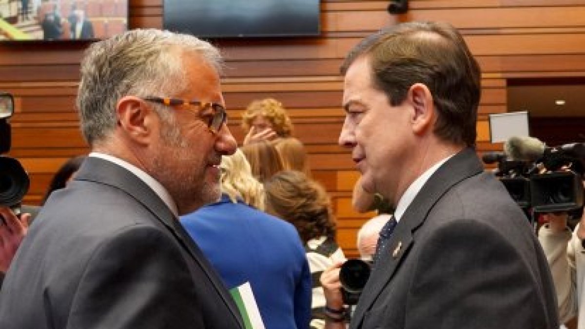 Pollán y Mañueco en la sesión constitutiva de las Cortes de Castilla y León, celebrada el 14 de abril.ICAL