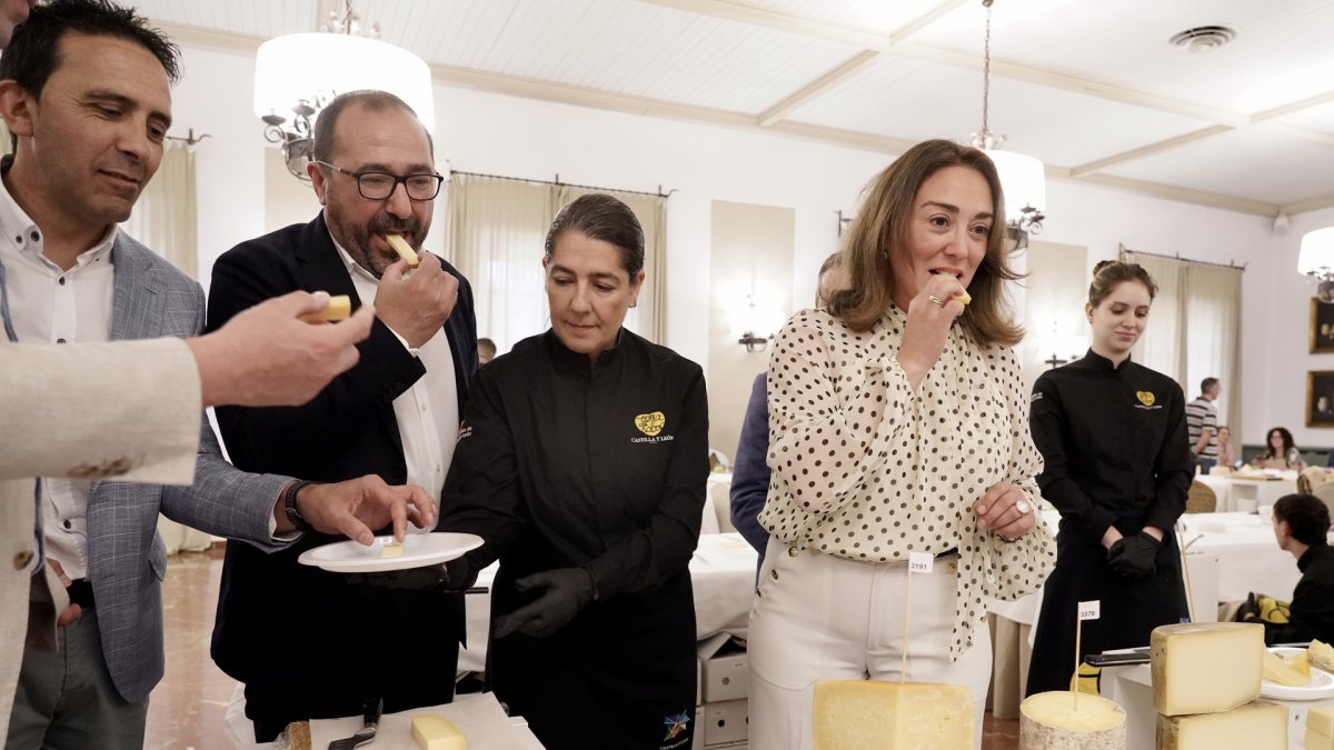 La consejera en funciones de Agricultura, Ganadería y Desarrollo Rural, María González Corral, asiste a la sesión de cata de los Cincho International ‘Cheese Awards 2026’.