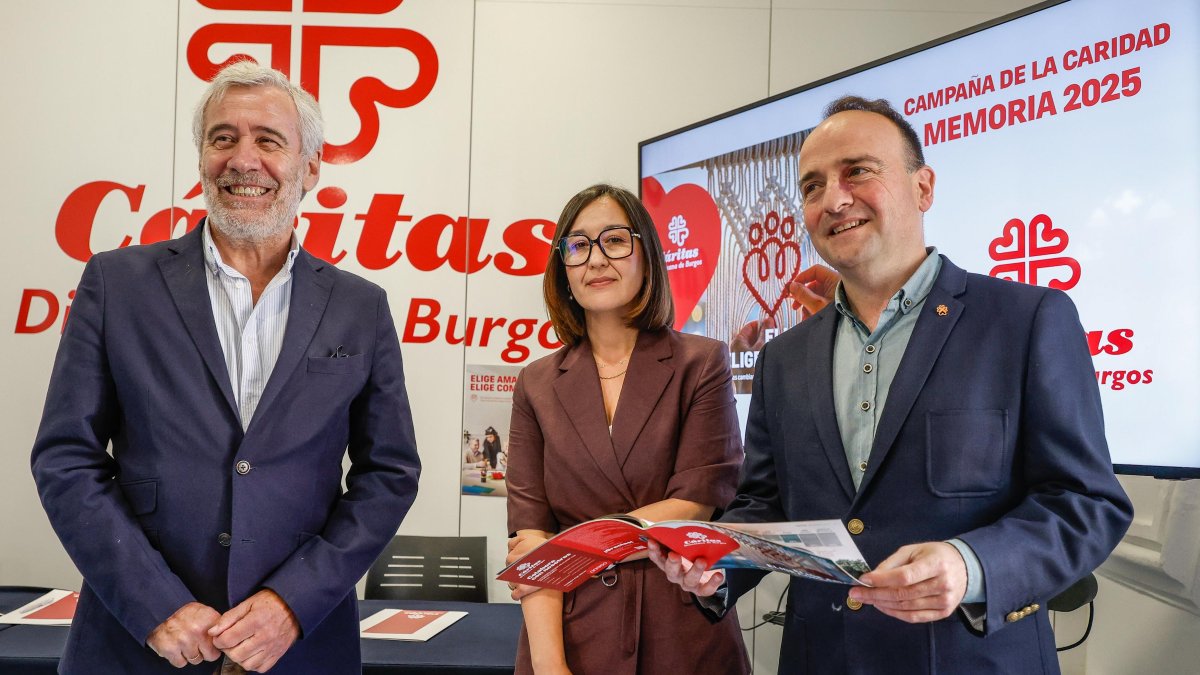 Pedro Simón (director Cáritas), María Gutiérrez (coordinadora de Acción Social Cáritas) y Mario Vivanco (Delegado Cáritas), durante la presentación de la memoria de la entidad.
