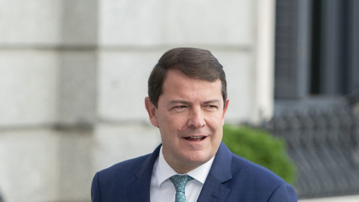Archivo - El presidente de la Junta de Castilla y León, Alfonso Fernández Mañueco, a su llegada a la primera sesión del debate de investidura del líder del PP, en el Congreso de los Diputados, a 26 de septiembre de 2023, en Madrid (España). El presidente.