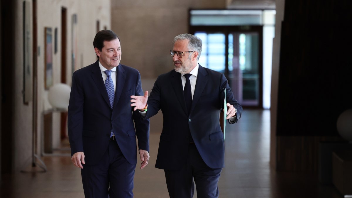 El presidente de la Junta en funciones, Alfonso Fernández Mañueco, y el portavoz de Vox, Carlos Pollán, en la presentación del Pacto de Gobierno PP-Vox.