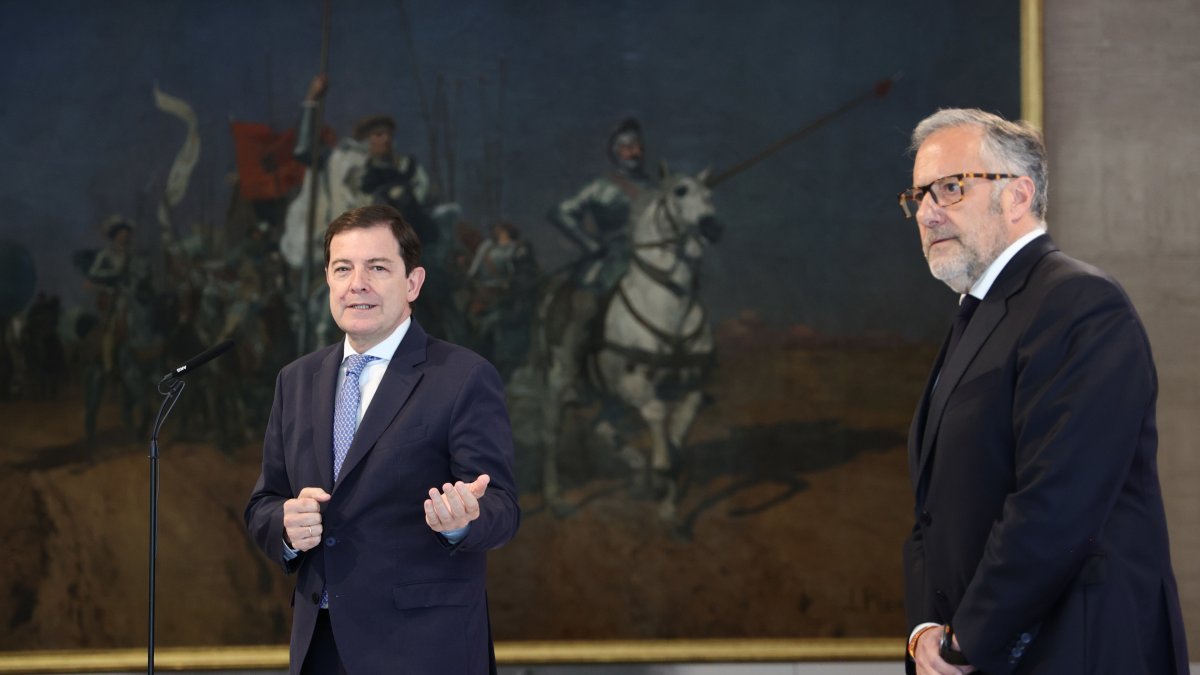El presidente del Partido Popular de Castilla y León, Alfonso Fernández Mañueco (i), y el portavoz de Vox en las Cortes de Castilla y León, Carlos Pollán (d), durante una rueda de prensa, en las Cortes de Castilla y León.