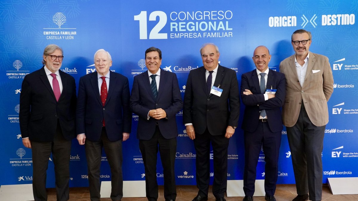 El consejero en funciones de Economía y Hacienda y portavoz, Carlos Fernández Carriedo, participa en el XII Congreso Regional de Empresa Familiar.