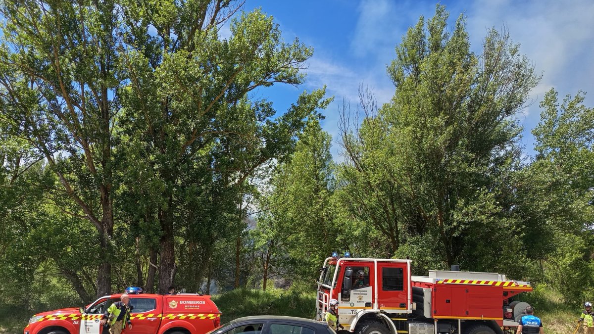 Bomberos y Policía Local, en el incendio declarado a las afueras de Burgos.