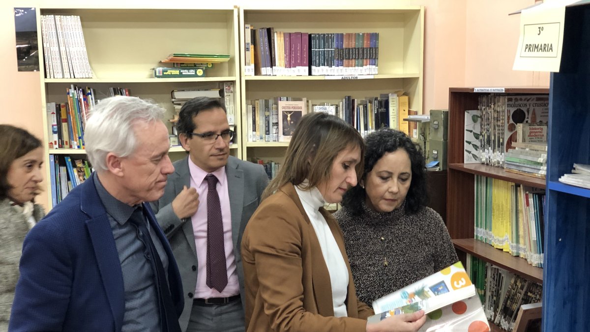 Archivo - La consejera de Educación, Rocío Lucas, hojea un libro en un colegio, en una imagen de archivo.