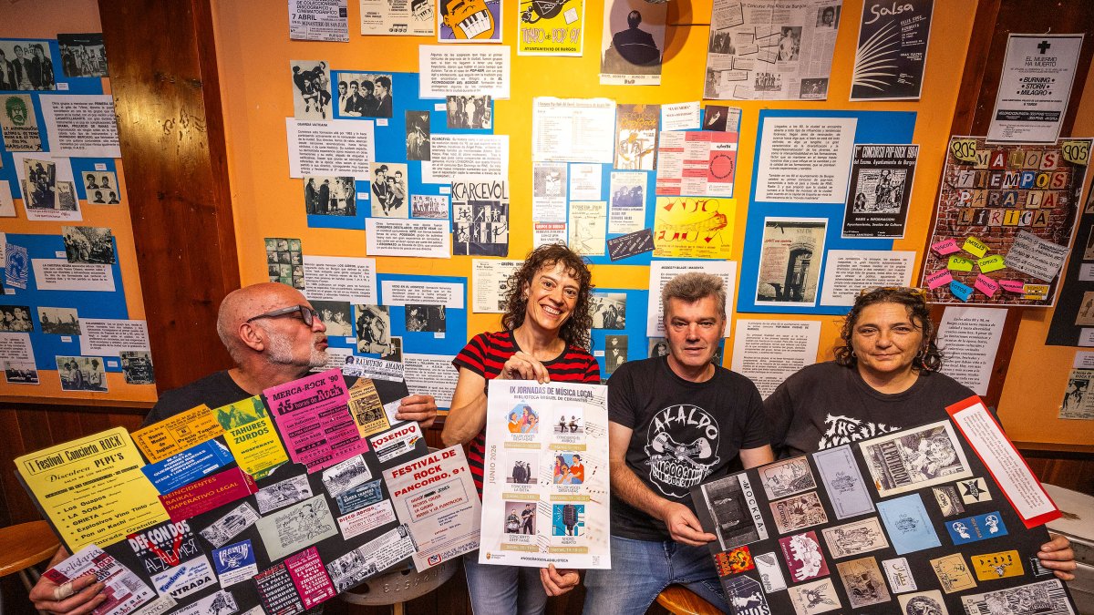 Álex, Ana, Mac y Ana Olga, montando la exposición sobre la escena musical burgalesa de los años 80 y 90 en el Bardeblás.