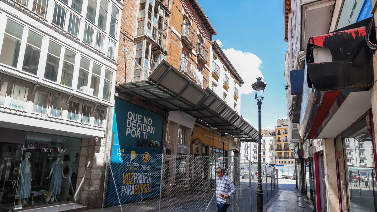 El vallado perimetral de Cardenal Segura se mantiene a la espera de intervenir en el edificio.