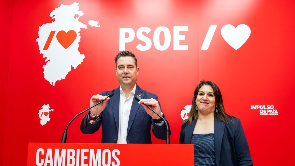 Daniel de la Rosa y Estrella Paredes, en la sede del PSOE de Burgos.