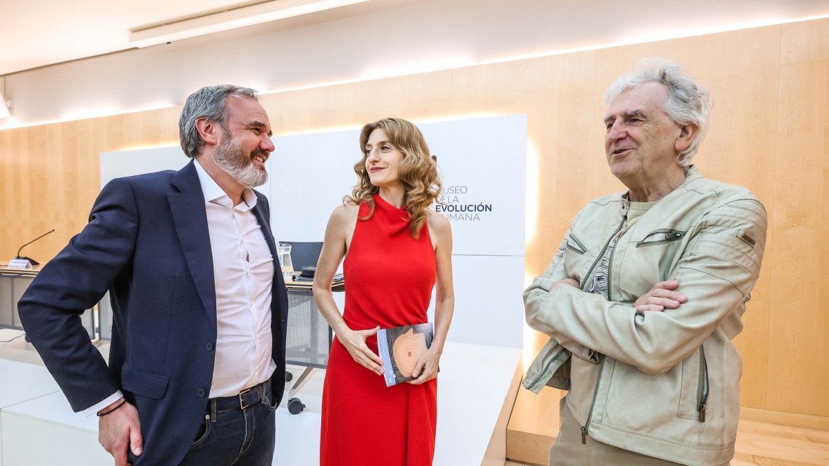 Rodrigo Alonso, Mar Sancho y Juan Luis Arsuaga presentaron la programación de verano del MEH.