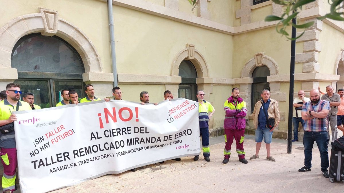 Representantes de IU Miranda en una asamblea de trabajadores del taller de Remolcado.