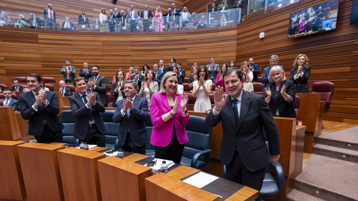 El presidente de la Junta de Castilla y León, Alfonso Fernández Mañueco (d),.