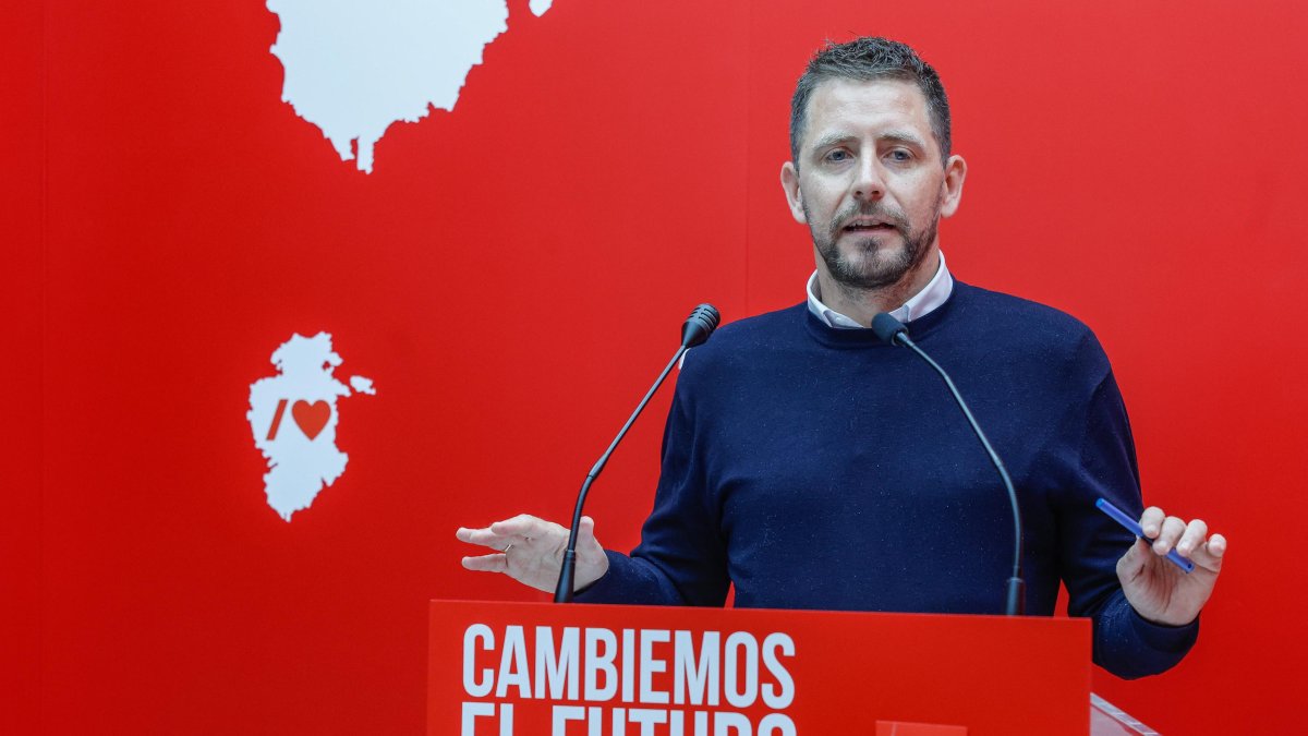 Instante de la intervención del portavoz del PSOE, Josué Temiño.
