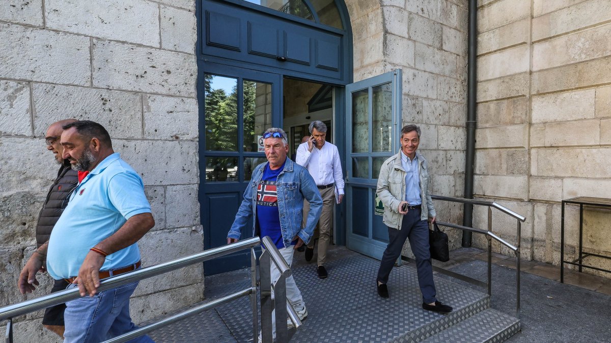 César Barriada, concejal de Festejos, sale del Teatro Principal, tras la reunión forzada por los feriantes.