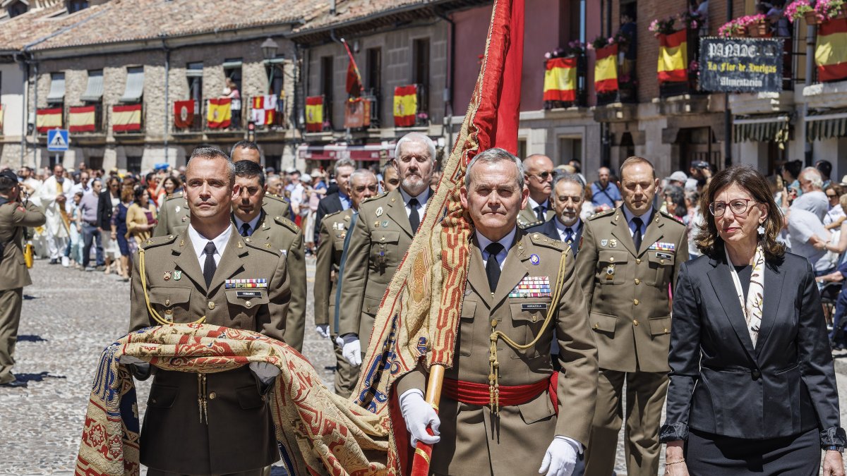 El general jefe de la División San Marcial del Ejército de Tierra en Burgos, Mariano Arrazola, porta la réplica del pendón de la batalla de las Navas de Tolosa. Junto a él, la nueva gerente de Patrimonio Nacional, Ana María Robles .
