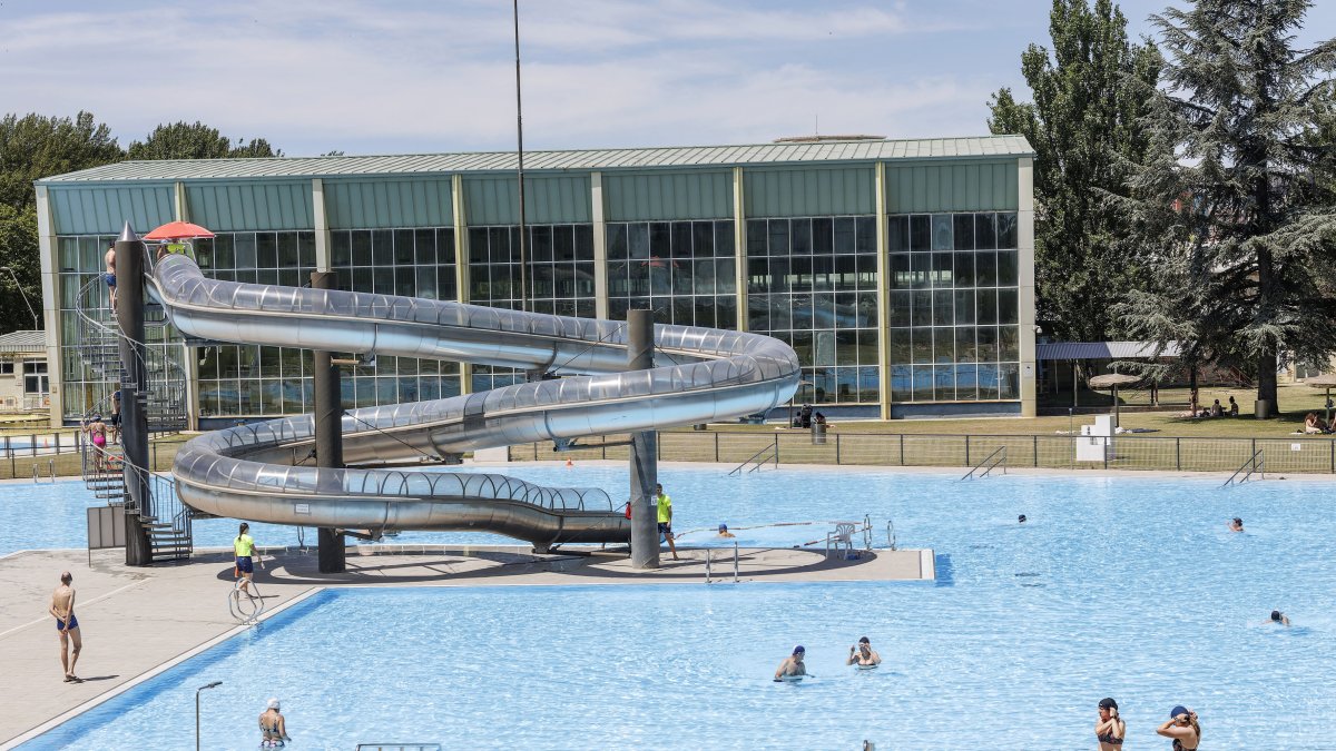 instante del primer día de apertura de las piscinas de verano de El Plantío.