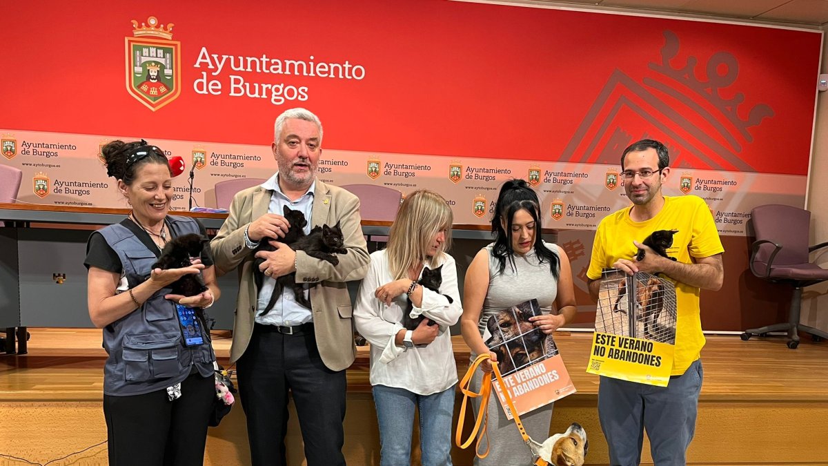 Un momento de la presentación de la nueva campaña contra el abandono animal en Burgos.