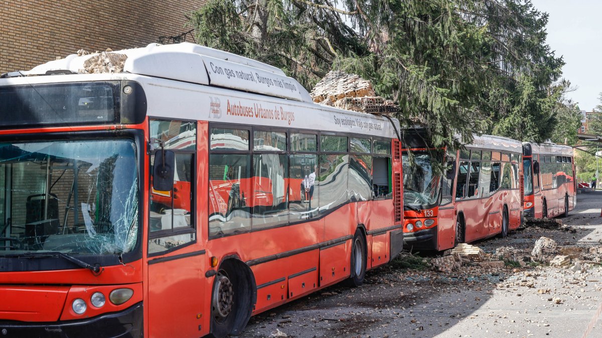 Autobuses urbanos de Burgos tras el incendio de las cocheras el pasado mes de abril.