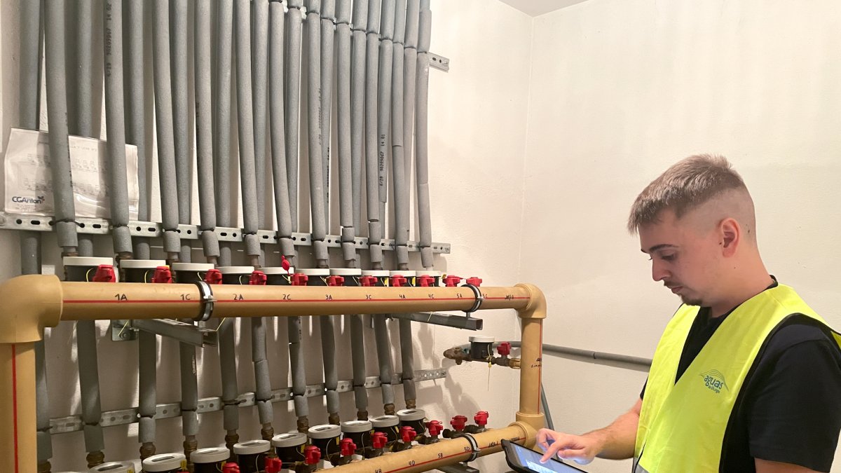 Un operario revisa el funcionamiento de los nuevos contadores.