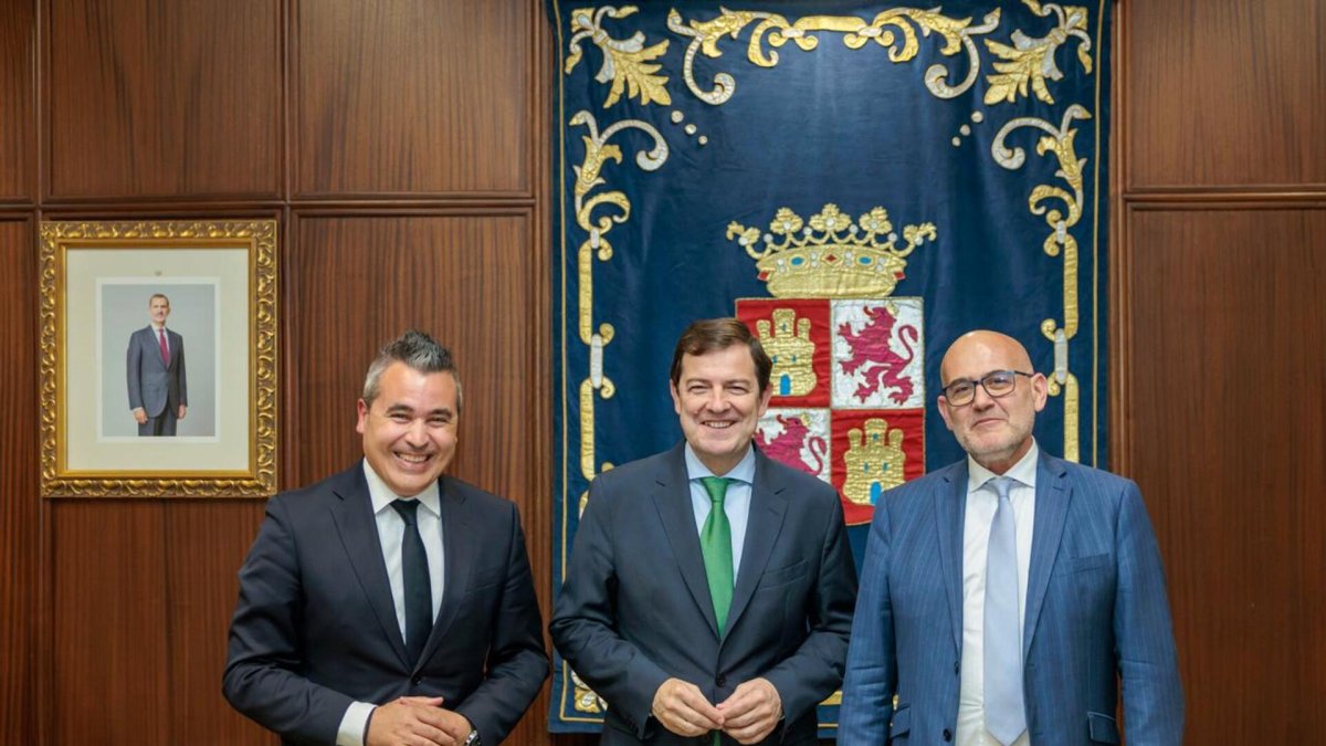 El presidente de la Junta de Castilla y León, Alfonso Fernández Mañueco, se reúne con Christian Stein, nuevo CEO de Renault Group España, y con Josep María Recasens, quien ha desempeñado hasta el momento dicha responsabilidad.