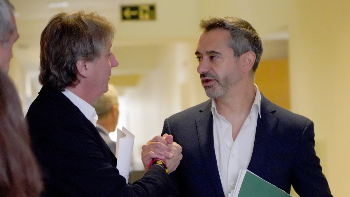 El portavoz del Grupo Socialista, Carlos Martínez, junto al portavoz del Grupo Vox, David Hierro, momentos antes de la reunión de la Junta de Portavoces de las Cortes de Castilla y León.