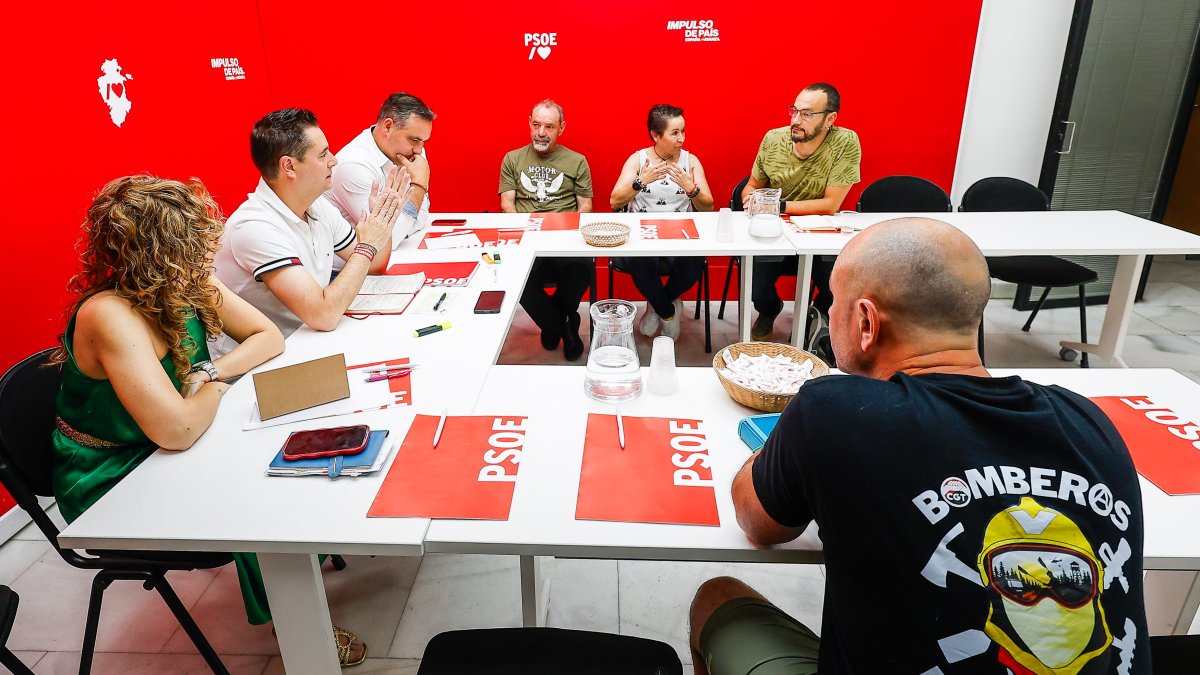 Reunión del PSOE, en Burgos, con agentes medioambientales y bomberos forestales.