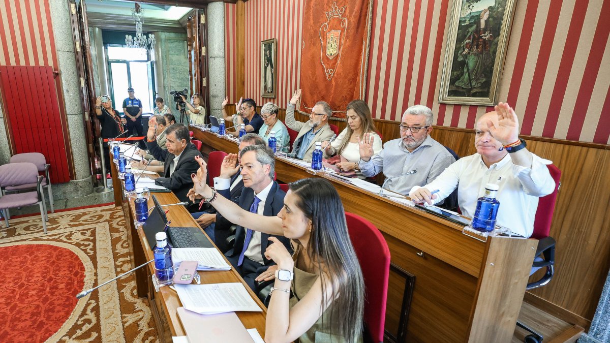 Instante de la votación de la propuesta de Vox sobre la deuda de los consorcios.