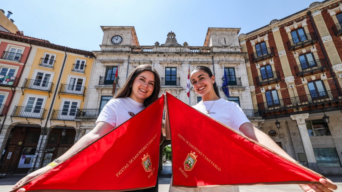 Lorena Hernando y Jimena Díez posan con sus pañuelos de fiestas, preparadas ya para días de intenso trabajo, y disfrute.