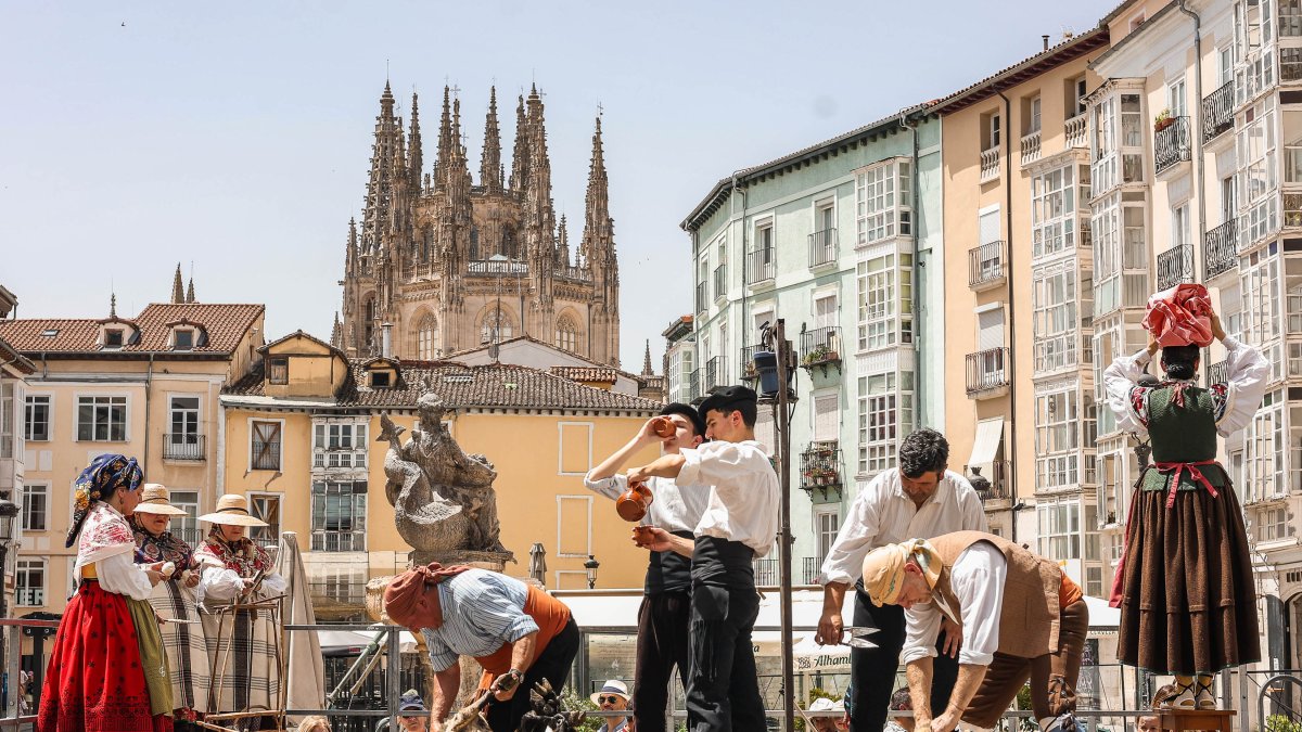 Recreación del cuadro de Marceliano Santamaría 'El esquilador' que cada año recrean en vivo la Sociedad Gastronómica Los Cucos y el grupo de danzas Diego Porcelos.