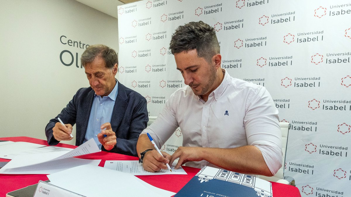 El rector de la Universidad Isabel I, Alberto Gómez Barahona, y el presidente de AJE, Mario Pérez, rubrican el convenio de colaboración.