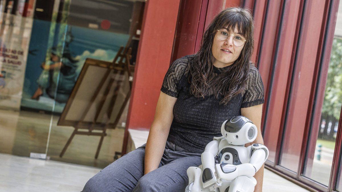Olalla Sáiz Vázquez, profesora de la Universidad de Burgos, junto al robot MATEO.