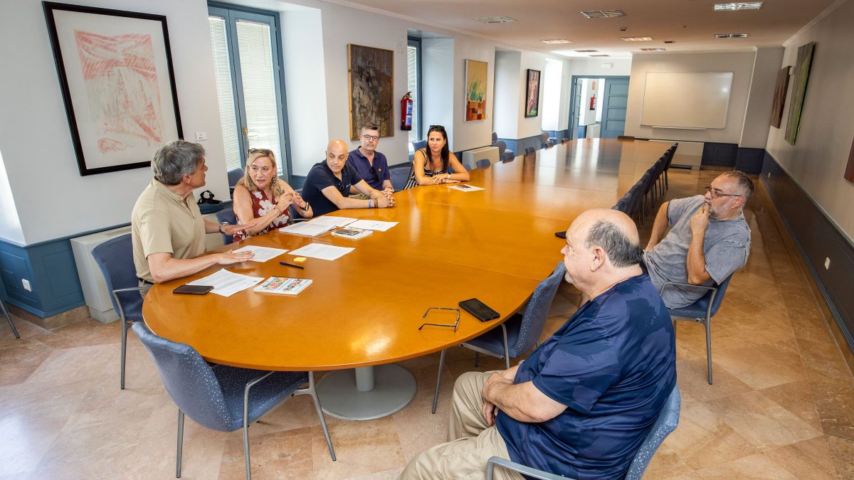 El gerente de Cultura, Antonio Solana, se dirige a los hosteleros cuyas propuestas fueron admitidas tras la apertura de plicas.