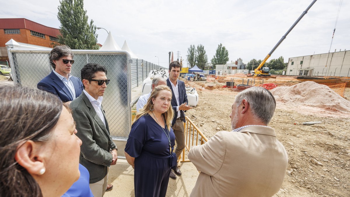 Los responsables del proyecto explican a la alcaldesa, Cristina Ayala, los pormenores del inicio de la obra.